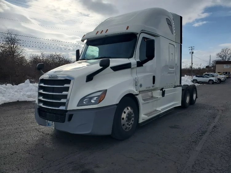 2020 Freightliner Cascadia - image 3