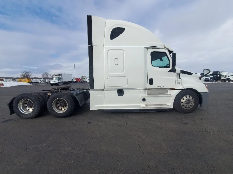 2020 Freightliner Cascadia - image 8
