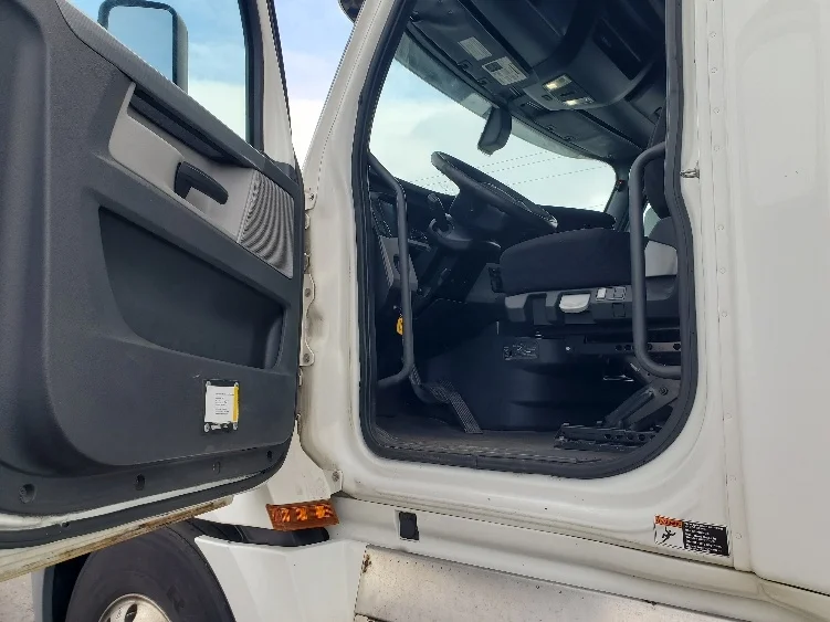 2020 Freightliner Cascadia - image 9