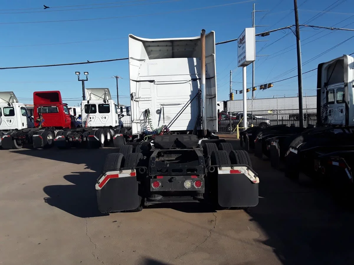 2020 Volvo VNR 640 - image 5