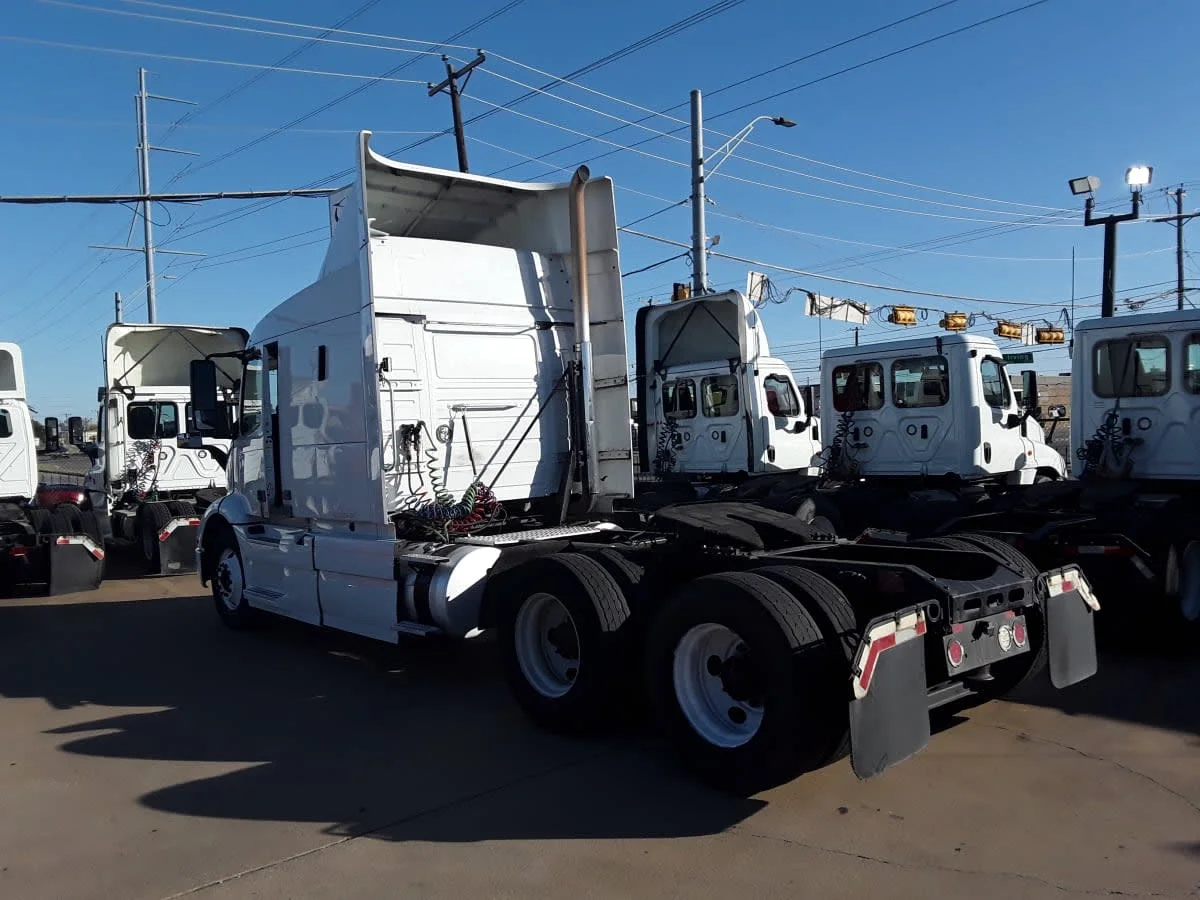 2020 Volvo VNR 640 - image 6