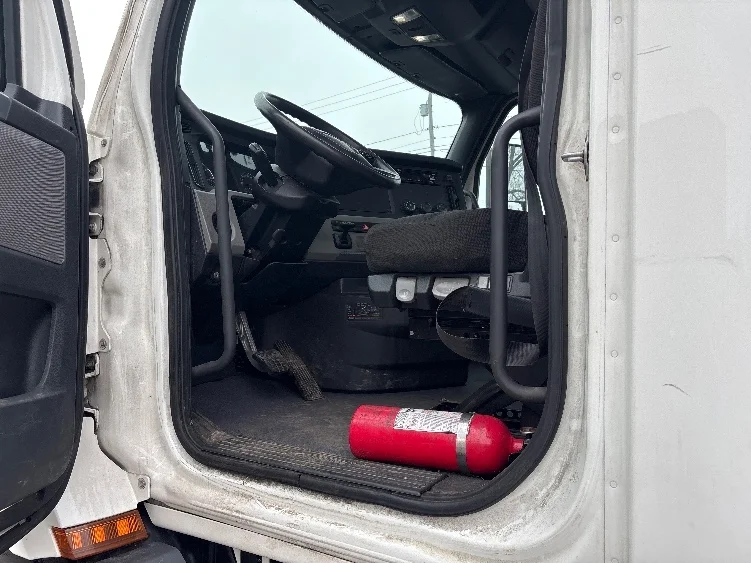 2020 Freightliner Cascadia - image 9