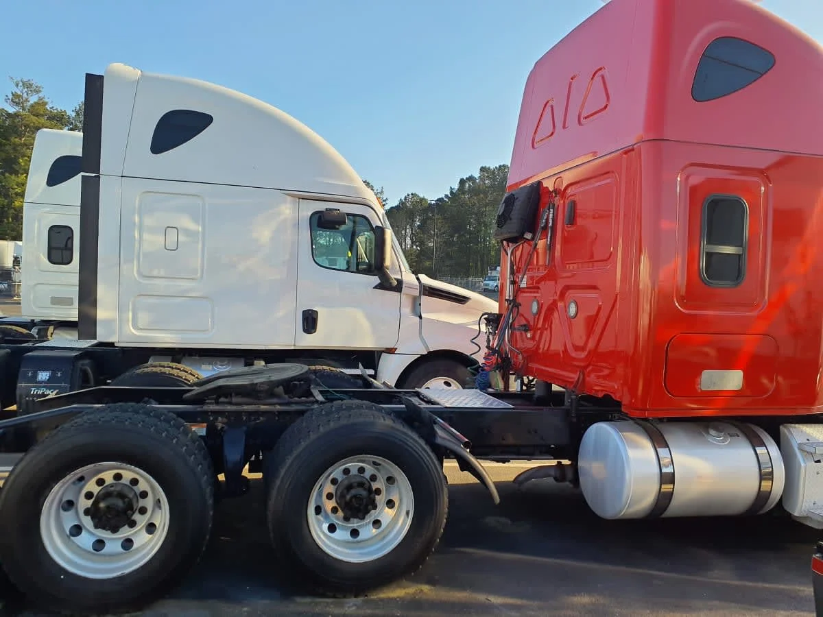 2019 Freightliner Cascadia - image 4