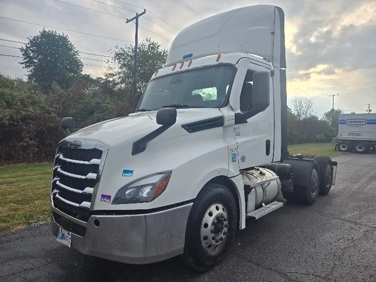 2020 Freightliner Cascadia - image 3