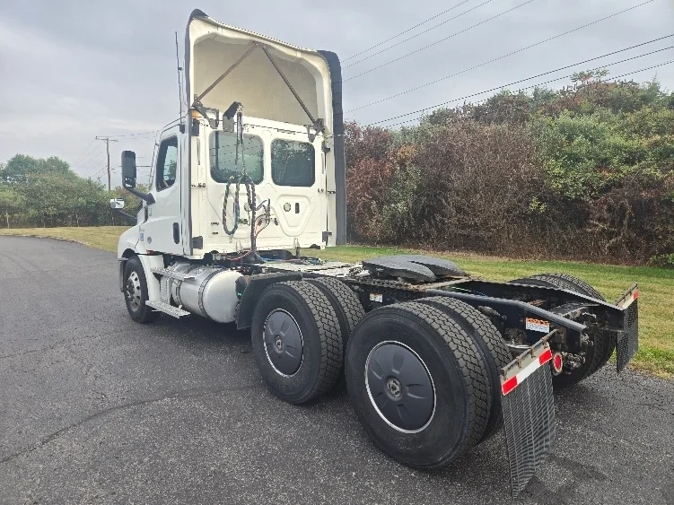 2020 Freightliner Cascadia - image 5