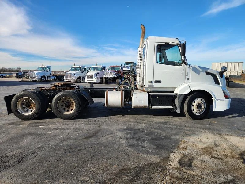 2016 Volvo VNL 300 - image 2