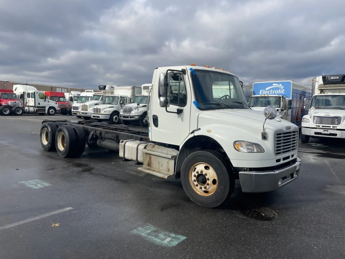 2016 Freightliner M2 106 in Farmingdale, NY — photo 3