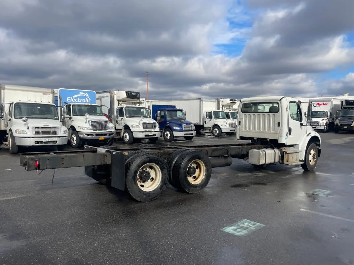 2016 Freightliner M2 106 in Farmingdale, NY — photo 4