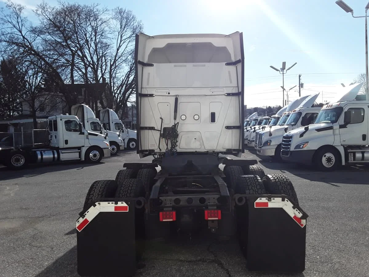 2020 International LT - image 5