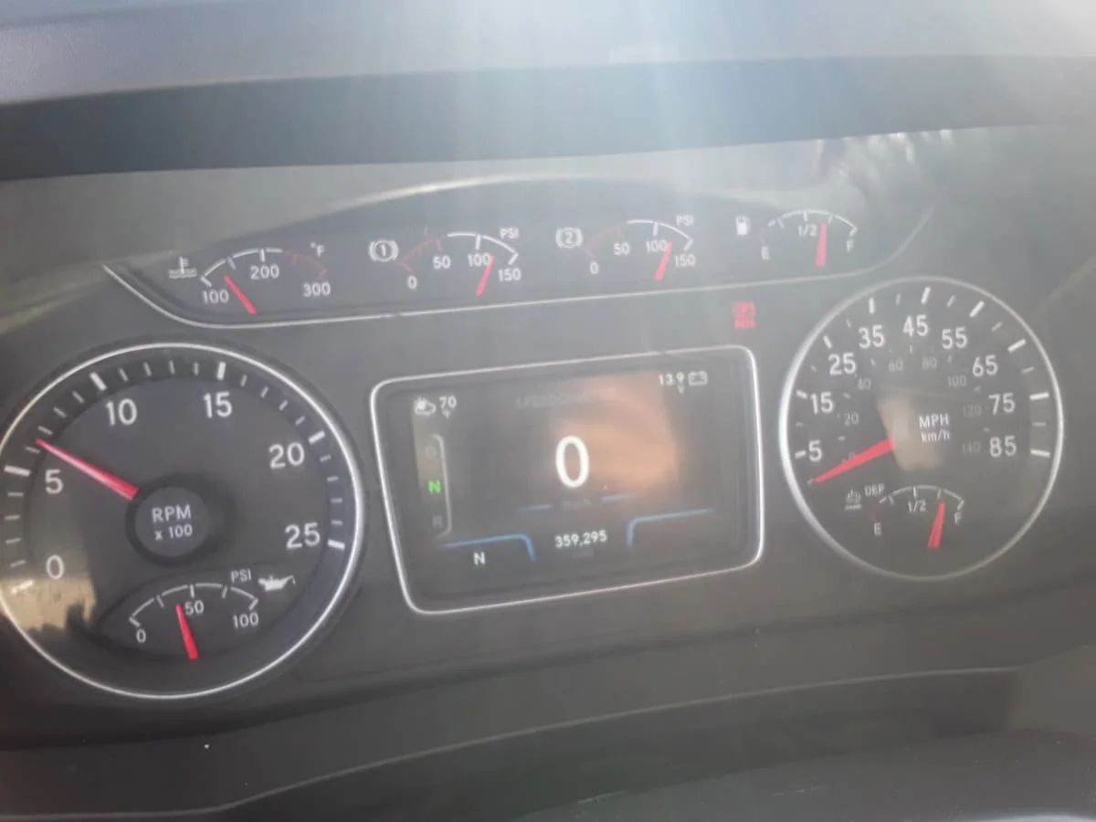 2020 International LT - image 10