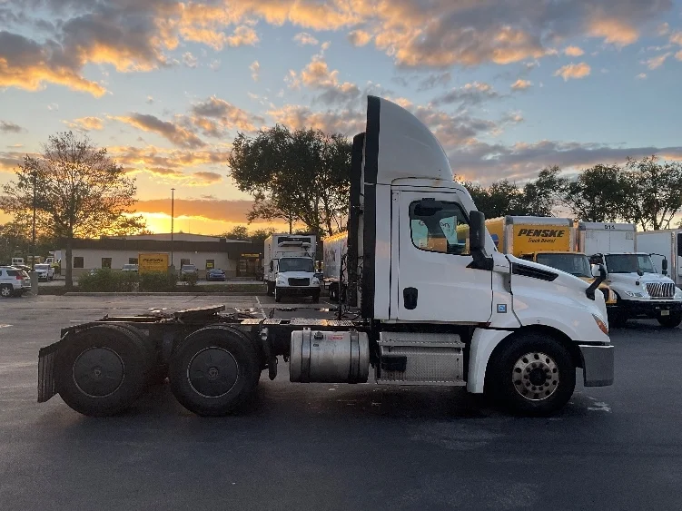 2020 Freightliner Cascadia in Millville, NJ — photo 8