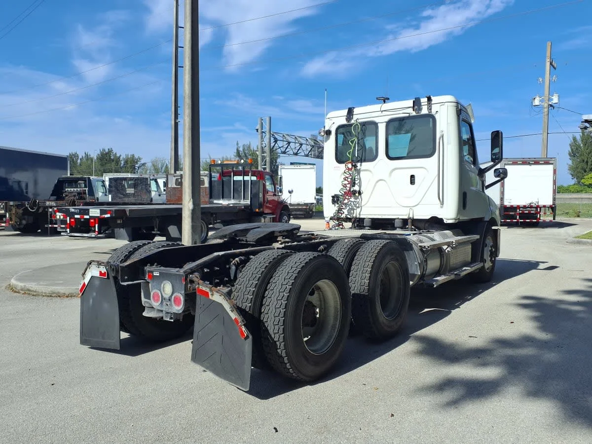 2020 Freightliner Cascadia in Davie, FL — photo 4