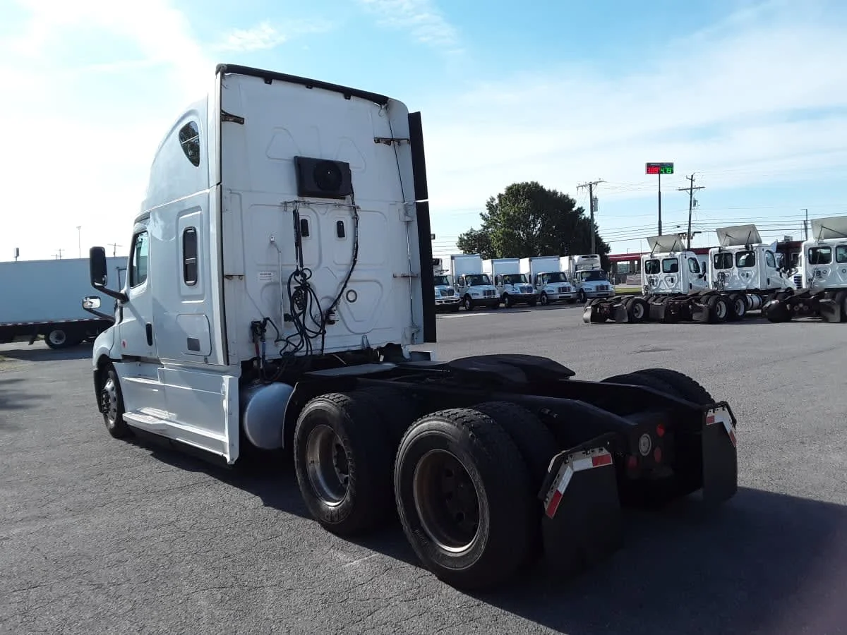 2020 Freightliner Cascadia in La Vergne, TN — photo 6