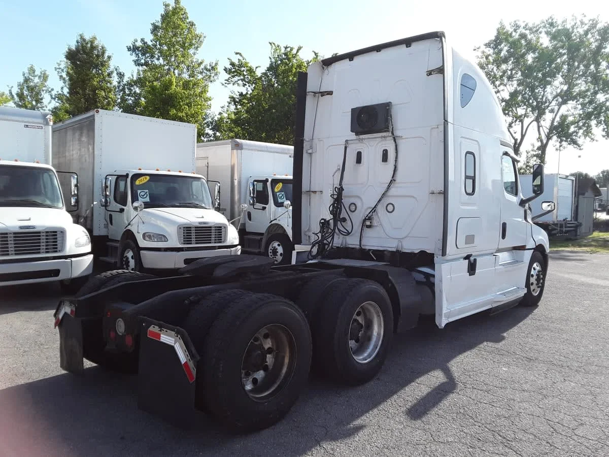 2020 Freightliner Cascadia in La Vergne, TN — photo 4