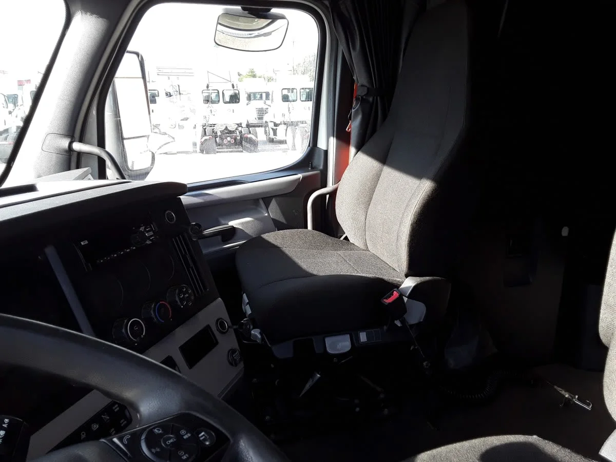2020 Freightliner Cascadia in La Vergne, TN — photo 7