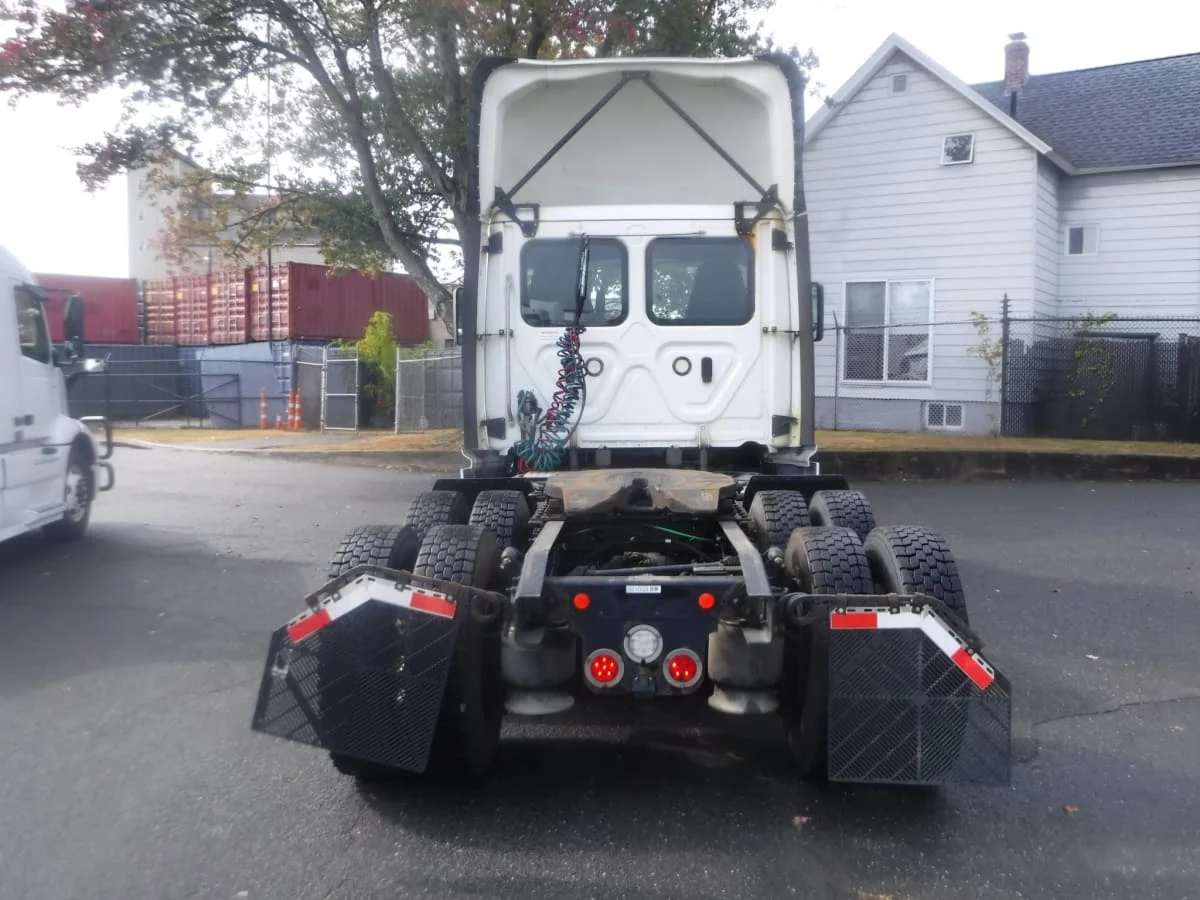 2019 Freightliner Cascadia - image 5