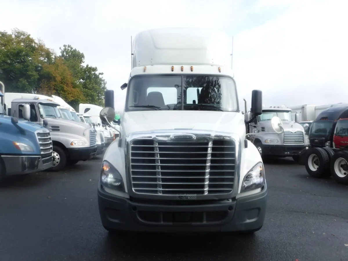2019 Freightliner Cascadia - image 2