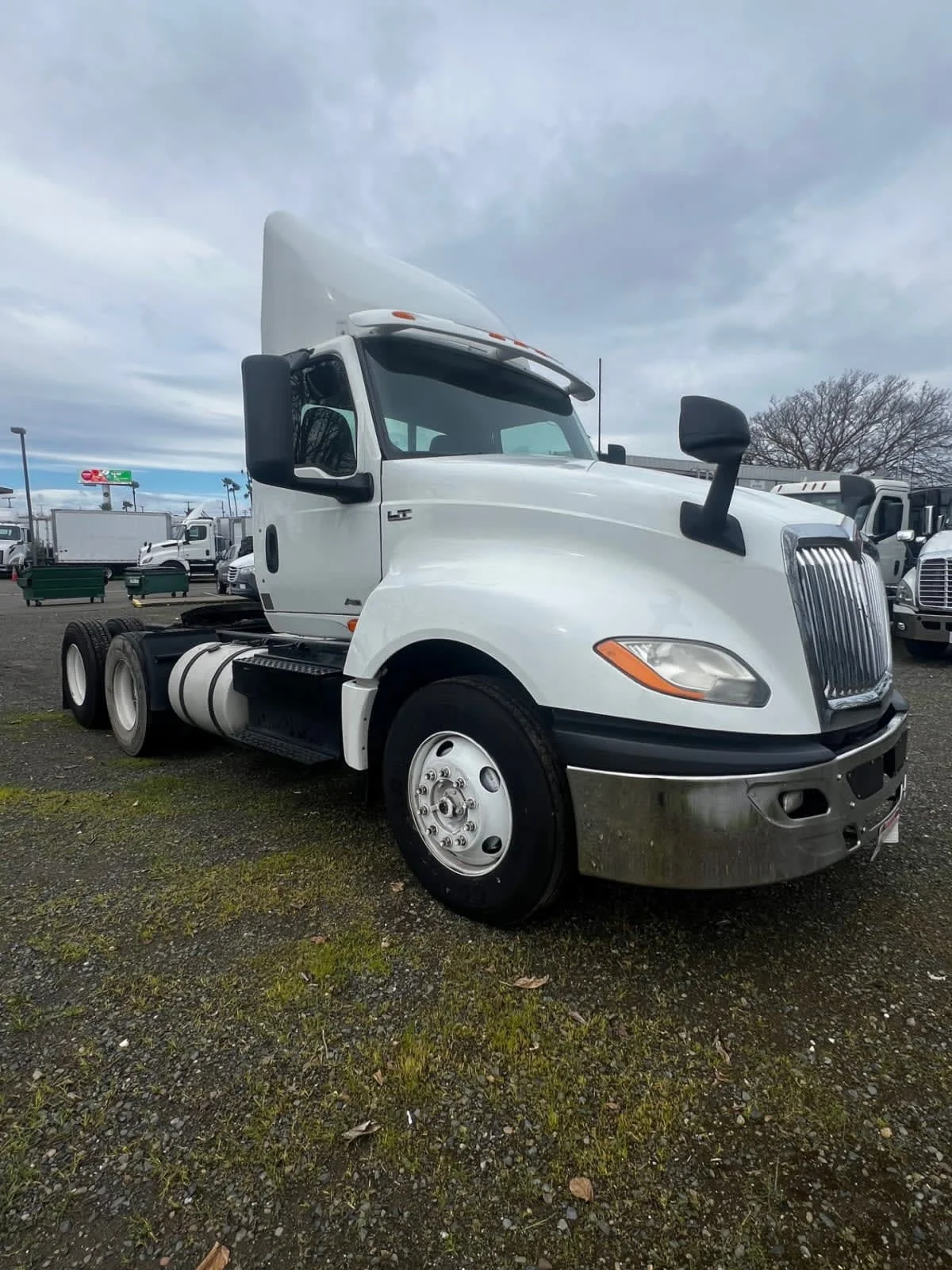 2018 International LT - image 3