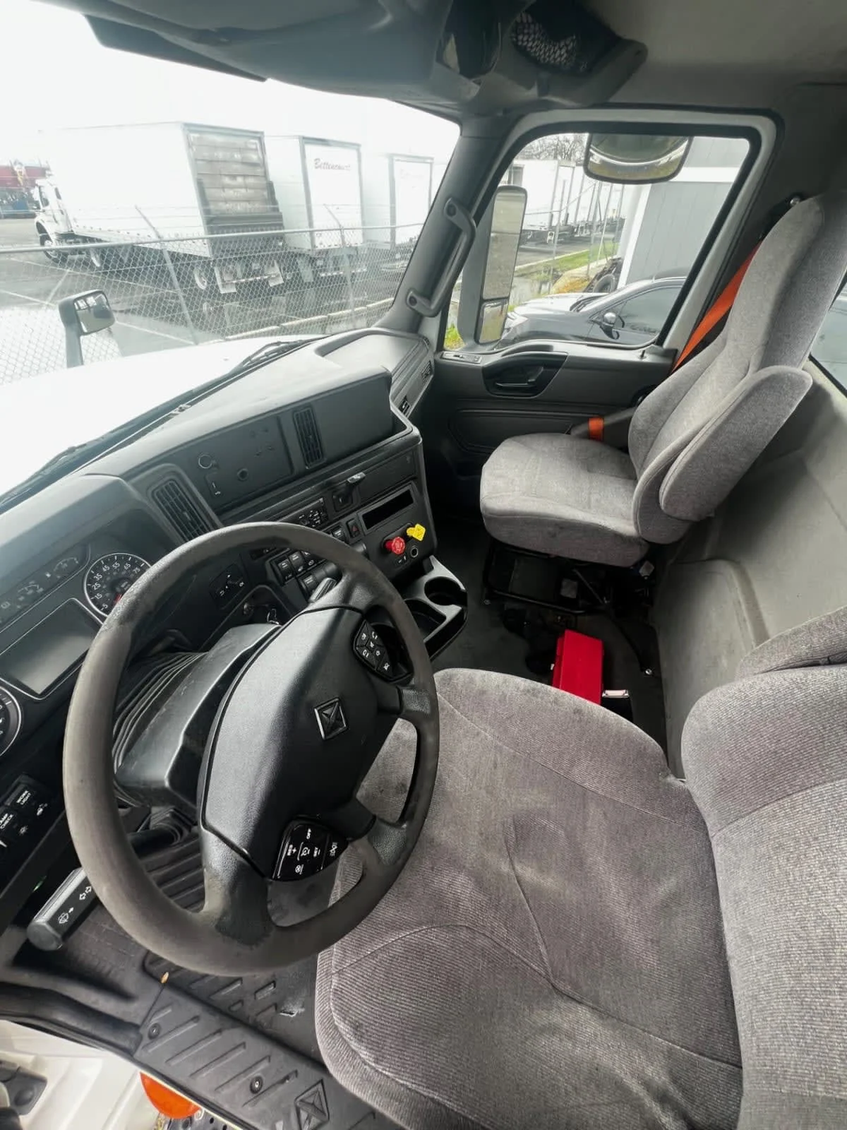 2018 International LT - image 7