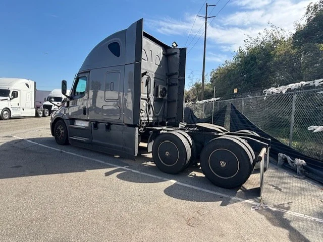2021 Freightliner Cascadia in San Diego, CA — photo 2