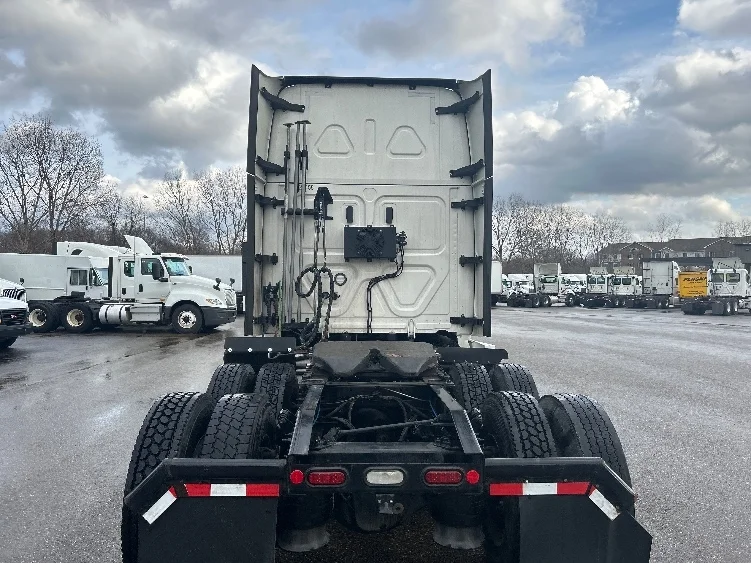 2022 Freightliner Cascadia - image 6