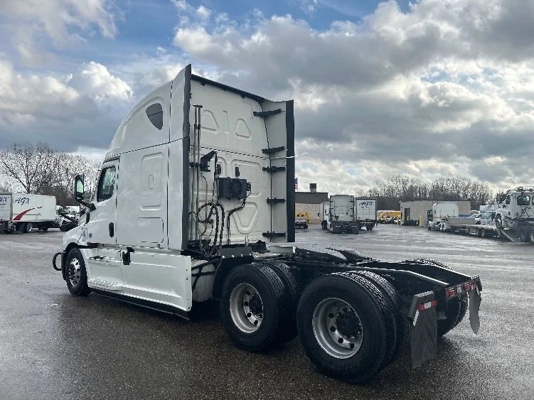 2022 Freightliner Cascadia - image 5