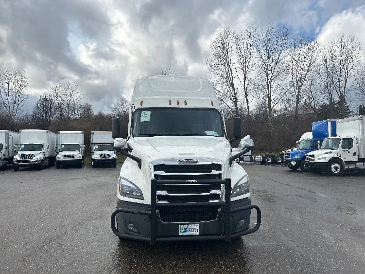 2022 Freightliner Cascadia - image 2