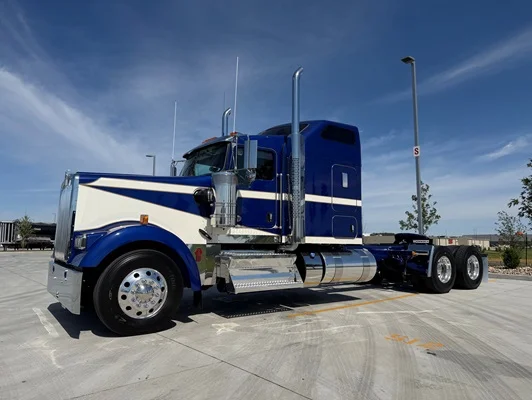 2027 Kenworth W900 in Ankeny, IA — photo 2