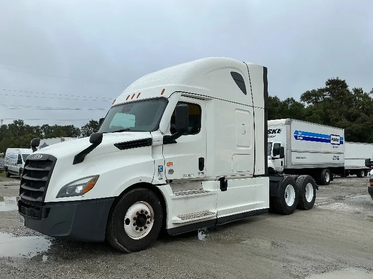 2021 Freightliner Cascadia - image 3