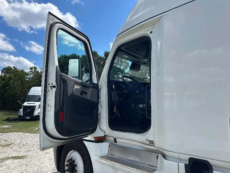 2021 Freightliner Cascadia - image 9