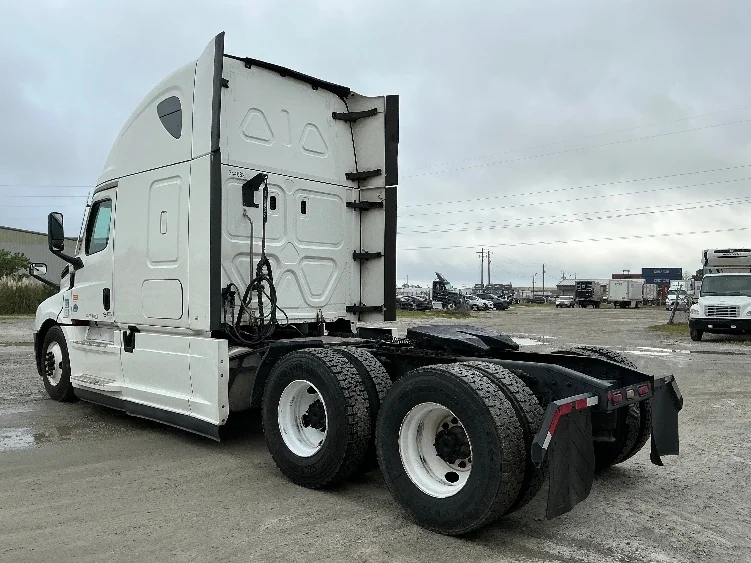 2021 Freightliner Cascadia - image 5