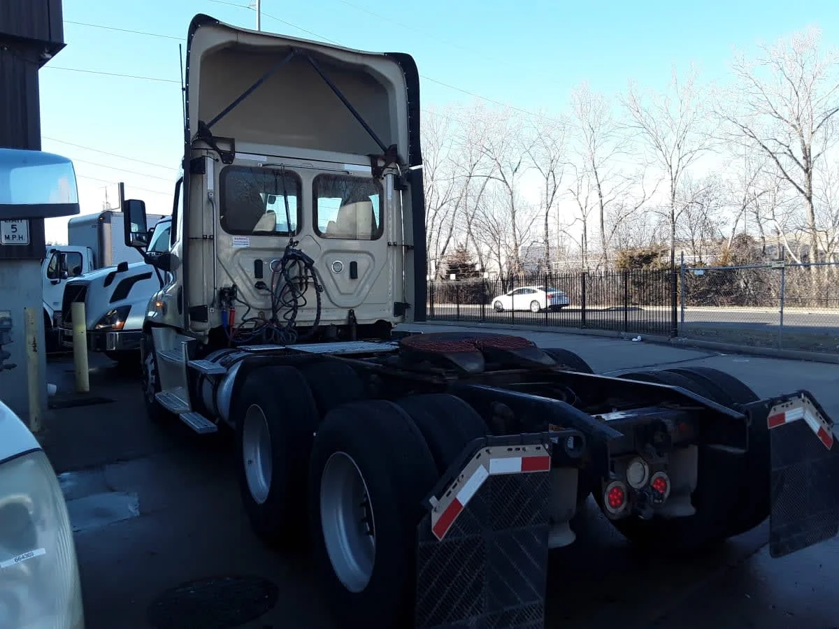 2019 Freightliner Cascadia in Kansas City, MO — photo 6