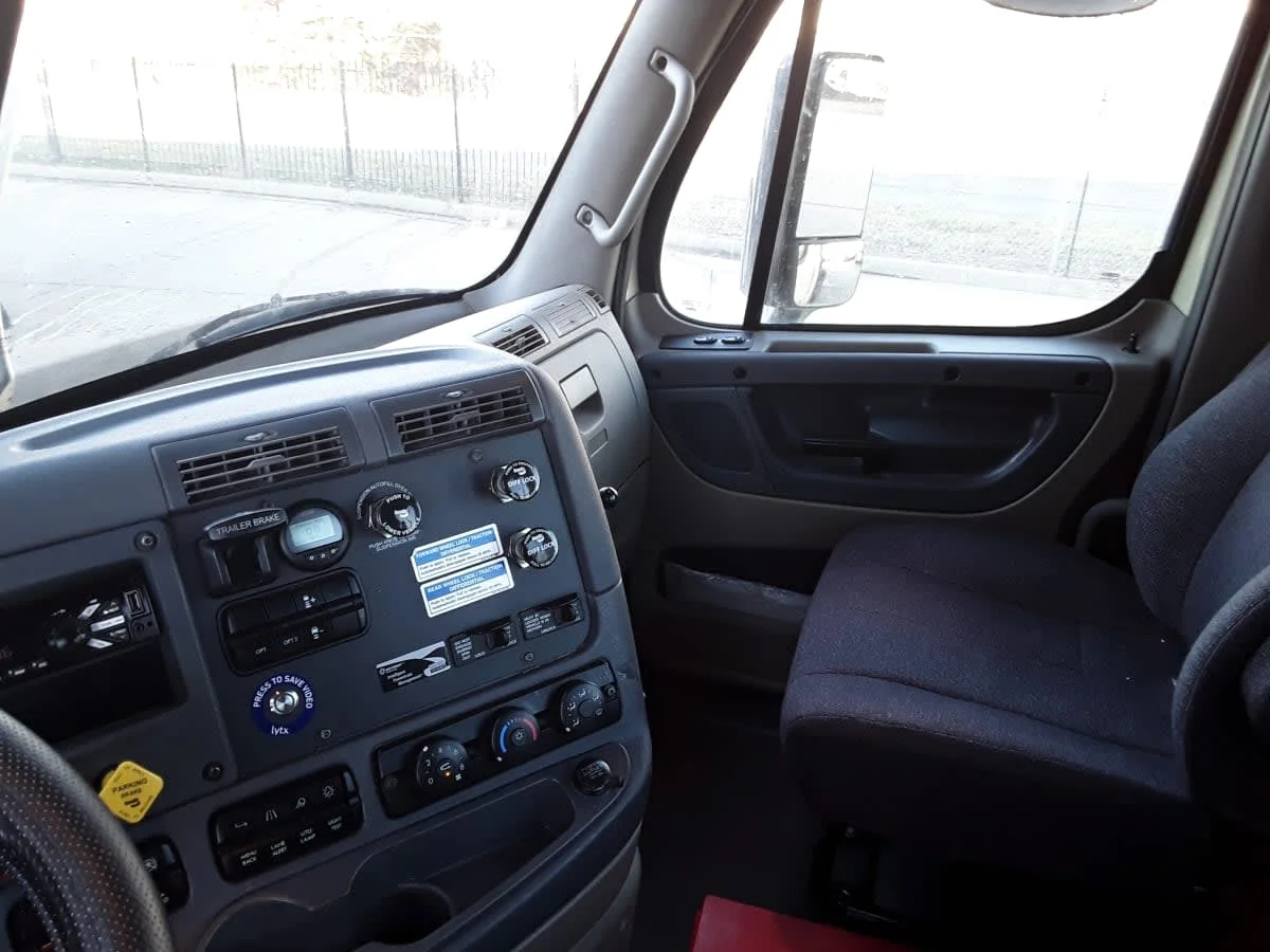 2019 Freightliner Cascadia in Kansas City, MO — photo 8