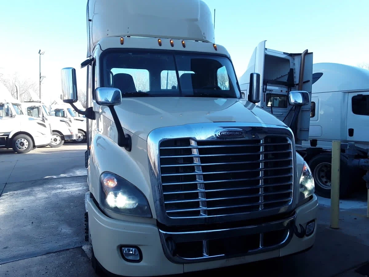 2019 Freightliner Cascadia in Kansas City, MO — photo 2