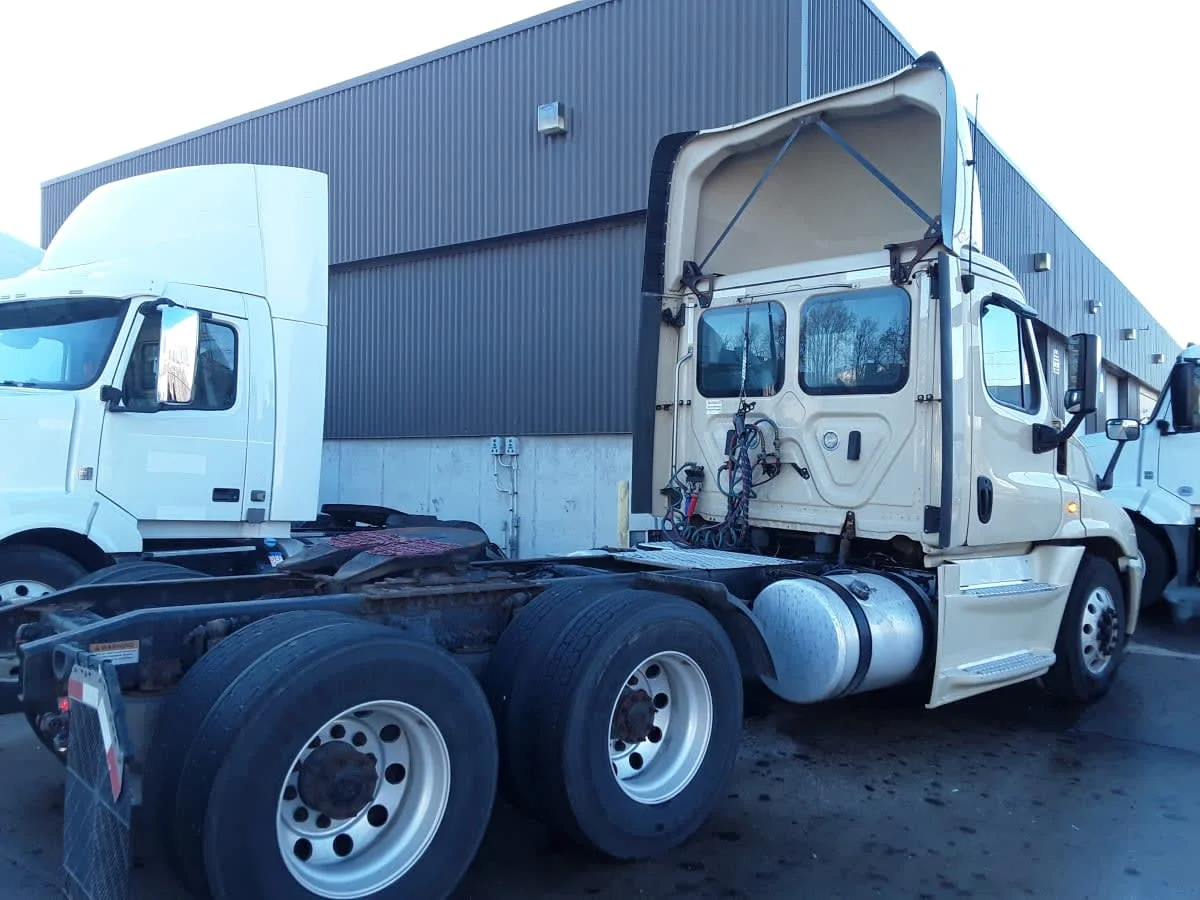 2019 Freightliner Cascadia in Kansas City, MO — photo 4