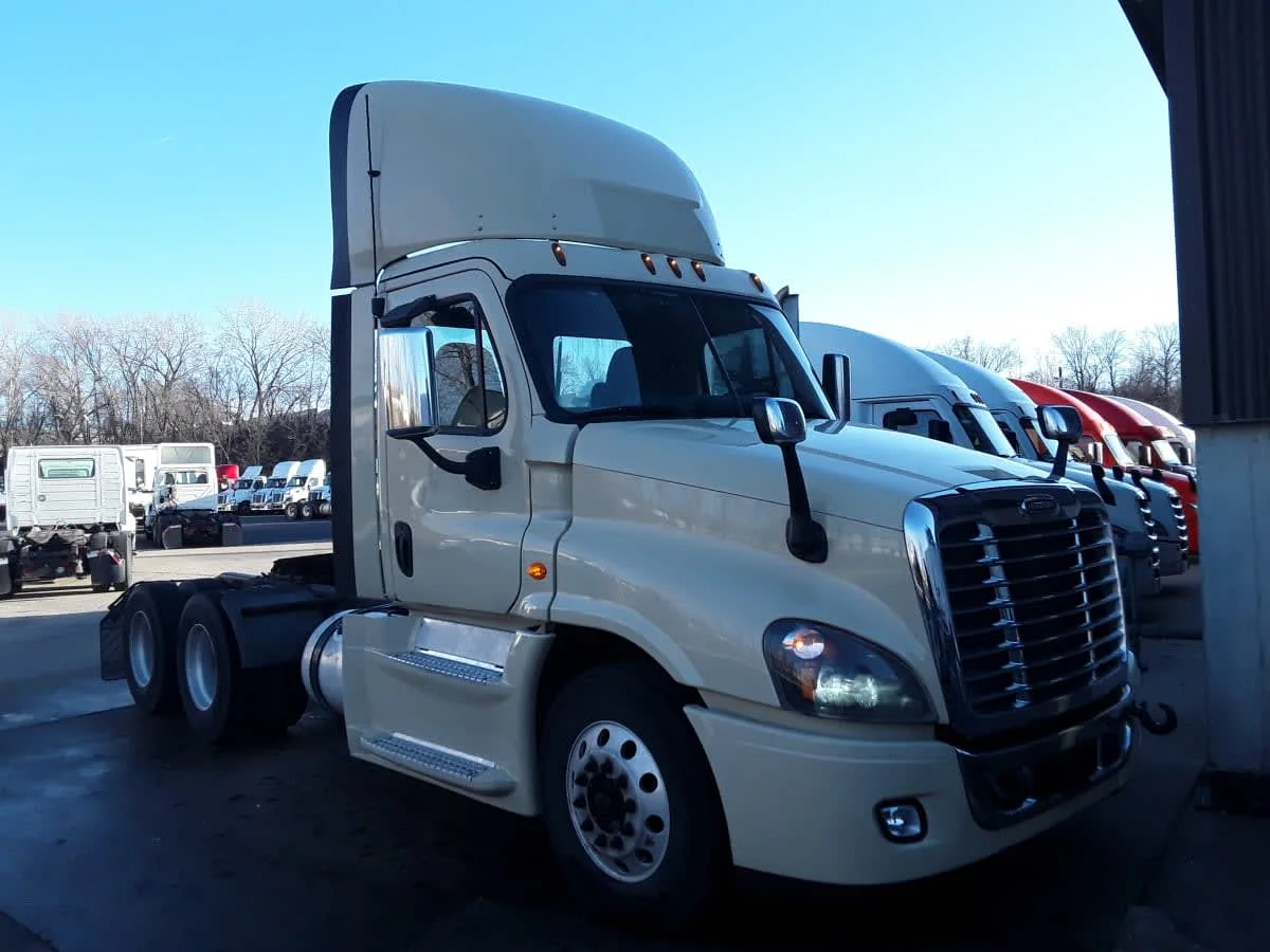 2019 Freightliner Cascadia in Kansas City, MO — photo 3