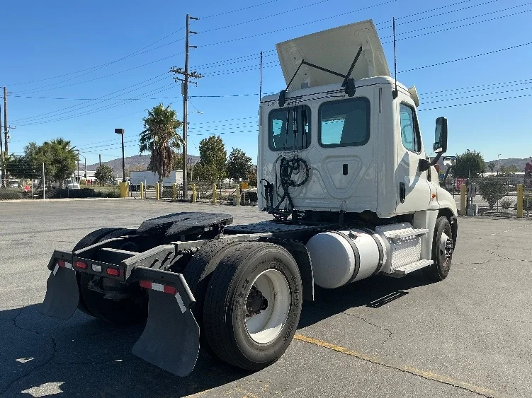 2019 Freightliner Cascadia in Fontana, CA — photo 7
