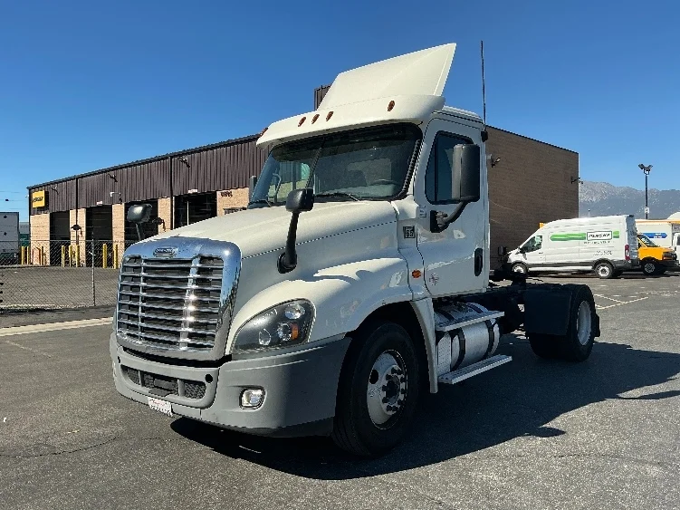 2019 Freightliner Cascadia in Fontana, CA — photo 3