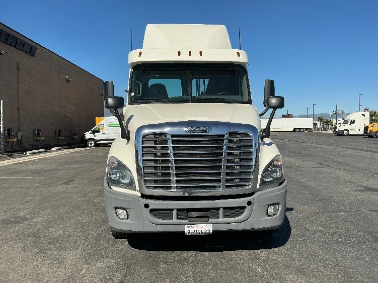 2019 Freightliner Cascadia in Fontana, CA — photo 2