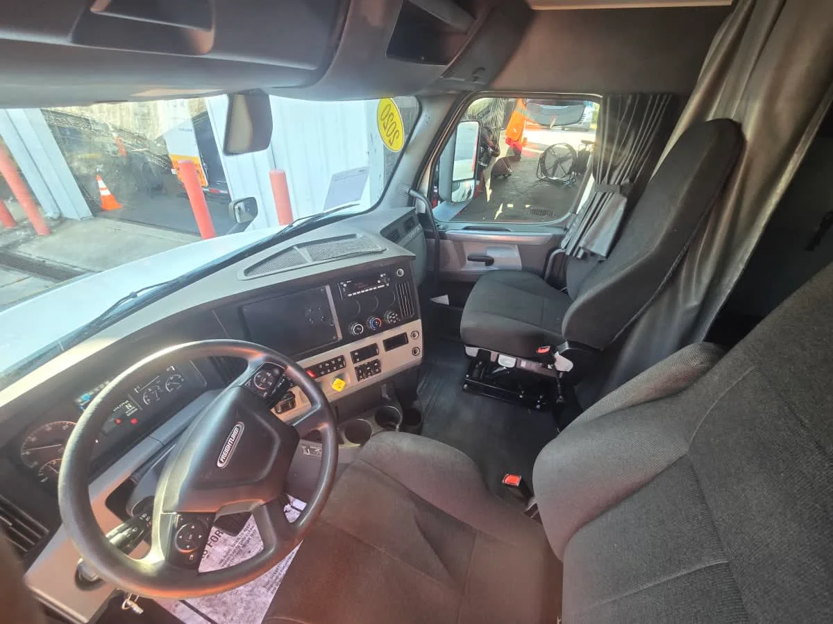 2020 Freightliner Cascadia in Tampa, FL — photo 7