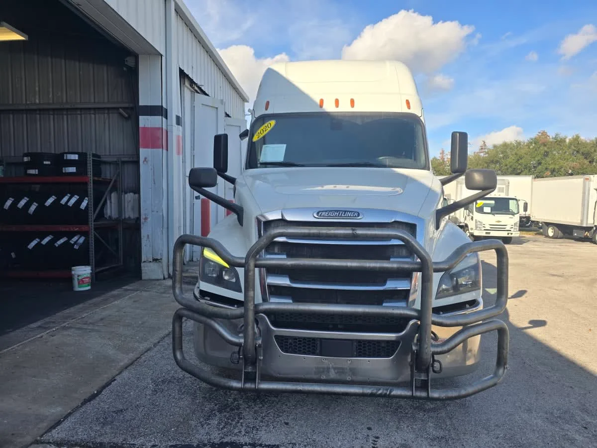 2020 Freightliner Cascadia in Tampa, FL — photo 2