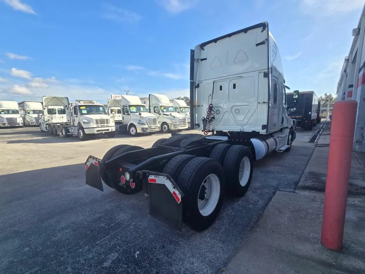 2020 Freightliner Cascadia in Tampa, FL — photo 6