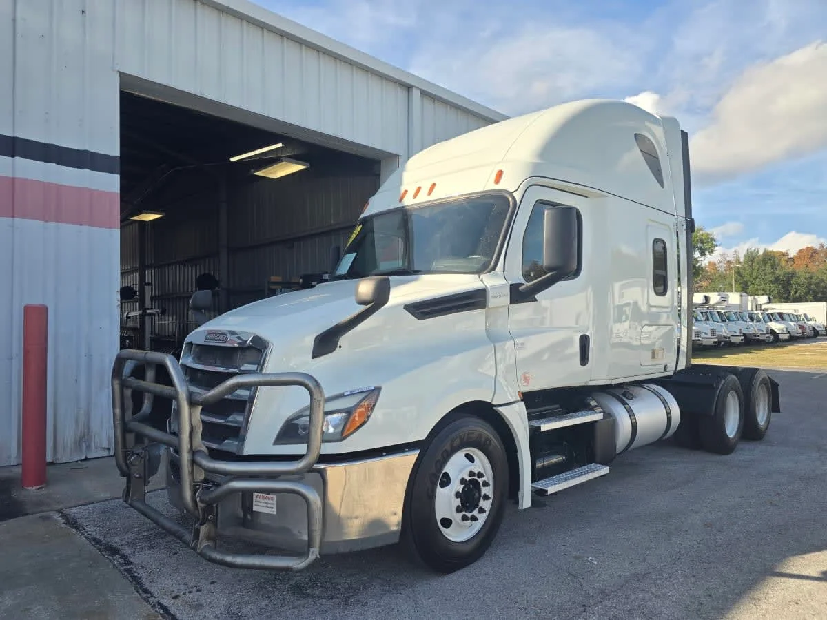 2020 Freightliner Cascadia in Tampa, FL — photo 3
