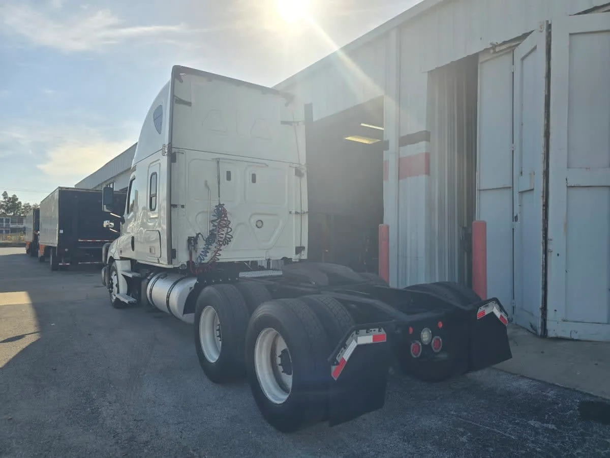 2020 Freightliner Cascadia in Tampa, FL — photo 4
