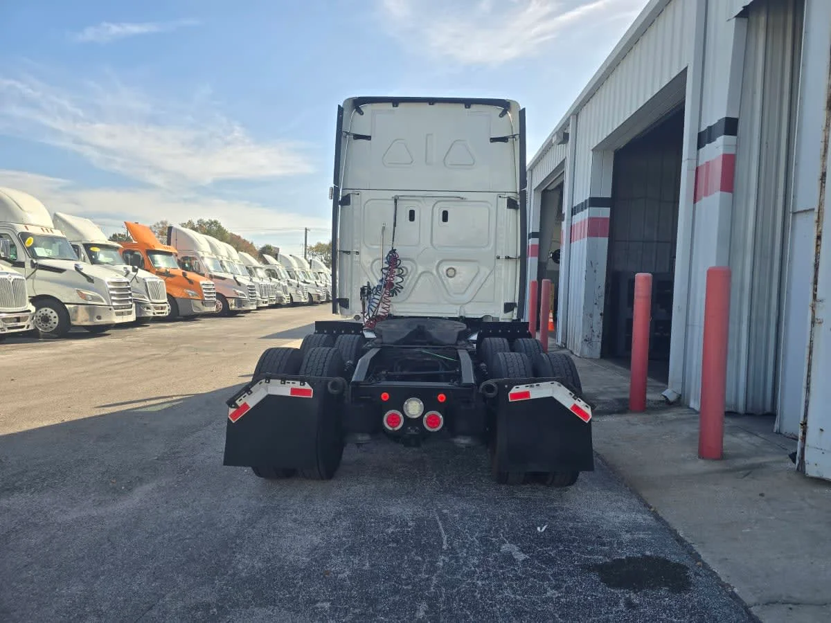 2020 Freightliner Cascadia in Tampa, FL — photo 5