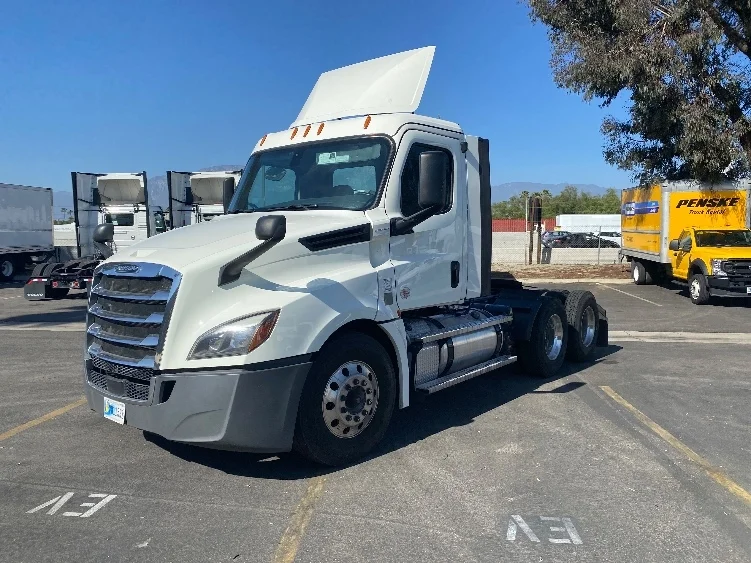 2019 Freightliner Cascadia in Fontana, CA — photo 3