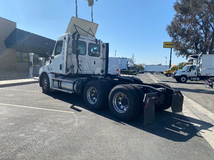 2019 Freightliner Cascadia in Fontana, CA — photo 5