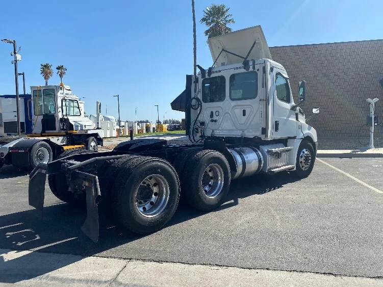2019 Freightliner Cascadia in Fontana, CA — photo 7