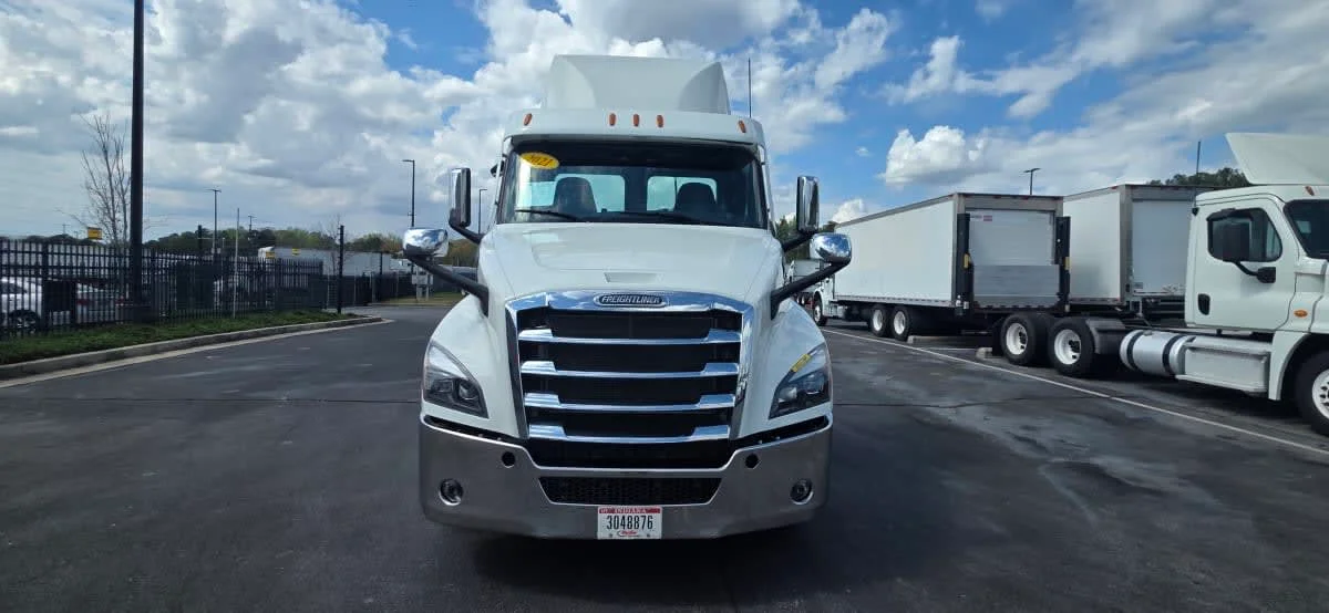 2021 Freightliner Cascadia - image 2