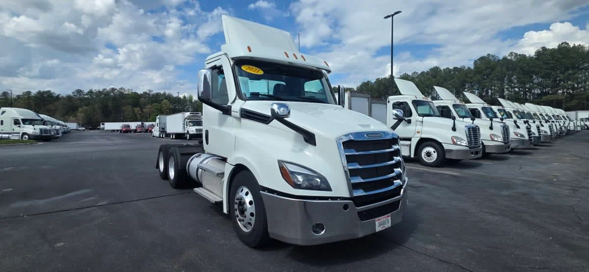 2021 Freightliner Cascadia - image 3